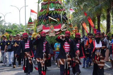 Endonezya bağımsızlık gününü Simpang Lima Gumul Kediri 'de kutlamak için Kirab tumpeng hasil bumi (çiftçi şükran günü)