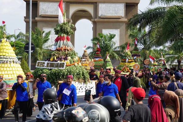 Kirab Tumpeng Hasil Bumi Farmář Díkůvzdání Oslavu Indonéského Dne Nezávislosti — Stock fotografie