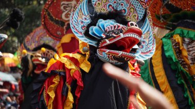 1000 barong dansı gösterisi. Barong Endonezya 'nın geleneksel danslarından biridir.