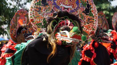 1000 barong dansı gösterisi. Barong Endonezya 'nın geleneksel danslarından biridir.