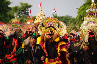 1000 barong dansı gösterisi. Barong Endonezya 'nın geleneksel danslarından biridir.