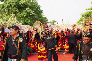 1000 barong dansı gösterisi. Barong Endonezya 'nın geleneksel danslarından biridir.