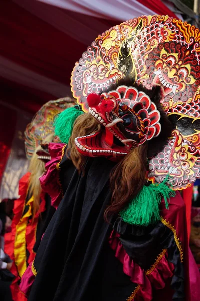 1000 barong dansı gösterisi. Barong Endonezya 'nın geleneksel danslarından biridir.