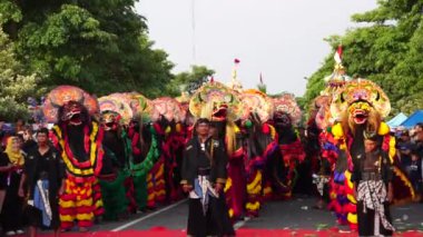 1000 barong dansı gösterisi. Barong Endonezya 'nın geleneksel danslarından biridir.