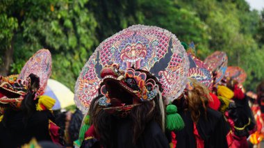 1000 barong dansı gösterisi. Barong Endonezya 'nın geleneksel danslarından biridir.