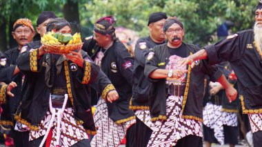 1000 barong dansı gösterisi. Barong Endonezya 'nın geleneksel danslarından biridir.