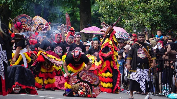 Actuación 1000 Barong Dance Barong Una Las Danzas Tradicionales Indonesias —  Fotos de Stock