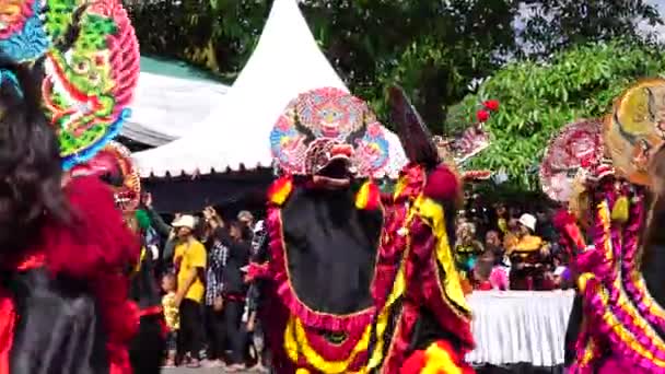 1000バロンのダンスのパフォーマンス バロンはインドネシアの伝統舞踊の一つです — ストック動画