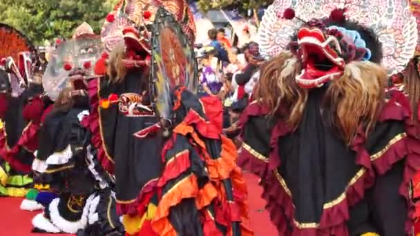 Выступление 1000 Баронов Танца Баронг Один Индонезийских Традиционных Танцев — стоковое видео