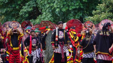 1000 barong dansı gösterisi. Barong Endonezya 'nın geleneksel danslarından biridir.