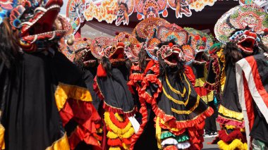 1000 barong dansı gösterisi. Barong Endonezya 'nın geleneksel danslarından biridir.