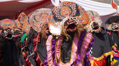 1000 barong dansı gösterisi. Barong Endonezya 'nın geleneksel danslarından biridir.