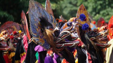1000 barong dansı gösterisi. Barong Endonezya 'nın geleneksel danslarından biridir.