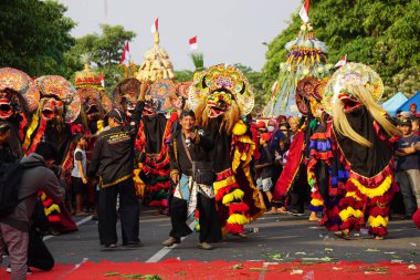 1000 barong dansı gösterisi. Barong Endonezya 'nın geleneksel danslarından biridir.