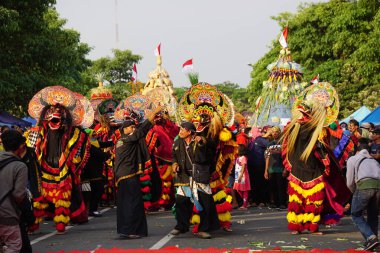 1000 barong dansı gösterisi. Barong Endonezya 'nın geleneksel danslarından biridir.
