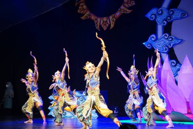 Wira kusuma dansı. Bu dans, bir askerin dövüşmek için sıkı bir eğitim gerektiren egzersizini anlatıyor.