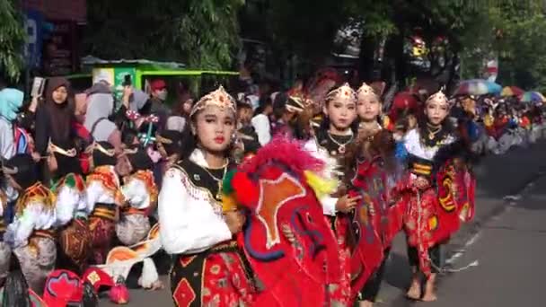 인도네시아에서는 자르난 Kuda Lumping Kuda Kepang 공연한다 자바에서 왔습니다 — 비디오