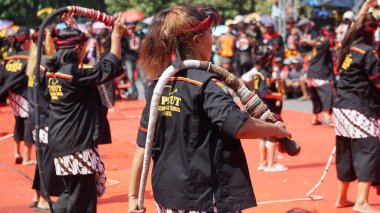 Pecut Samandiman 'ı oynayan insanlar. Samandiman kırbacı Kral Klono Sewandono 'ya ait Ponorogo' dan kalma sihirli bir yadigâr.