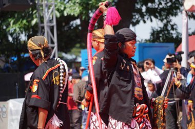 Pecut Samandiman 'ı oynayan insanlar. Samandiman kırbacı Kral Klono Sewandono 'ya ait Ponorogo' dan kalma sihirli bir yadigâr.