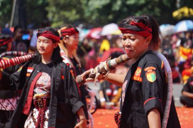 Pecut Samandiman 'ı oynayan insanlar. Samandiman kırbacı Kral Klono Sewandono 'ya ait Ponorogo' dan kalma sihirli bir yadigâr.