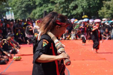 Pecut Samandiman 'ı oynayan insanlar. Samandiman kırbacı Kral Klono Sewandono 'ya ait Ponorogo' dan kalma sihirli bir yadigâr.