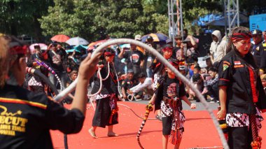 Pecut Samandiman 'ı oynayan insanlar. Samandiman kırbacı Kral Klono Sewandono 'ya ait Ponorogo' dan kalma sihirli bir yadigâr.