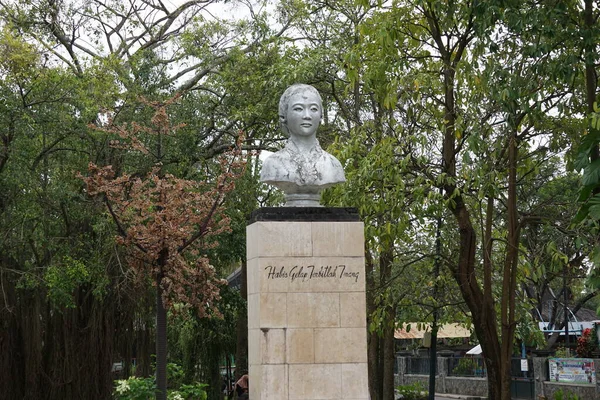 图隆阿贡的卡蒂尼纪念碑 卡蒂尼是印度尼西亚女性教育中的英雄之一 — 图库照片