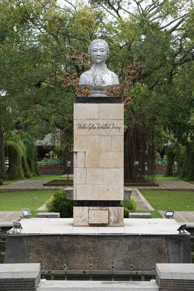 图隆阿贡的卡蒂尼纪念碑 卡蒂尼是印度尼西亚女性教育中的英雄之一 — 图库照片
