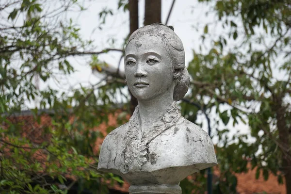 Pomnik Kartini Tulung Agung Kartini Jest Jedną Indonezyjskich Bohaterek Edukacji — Zdjęcie stockowe