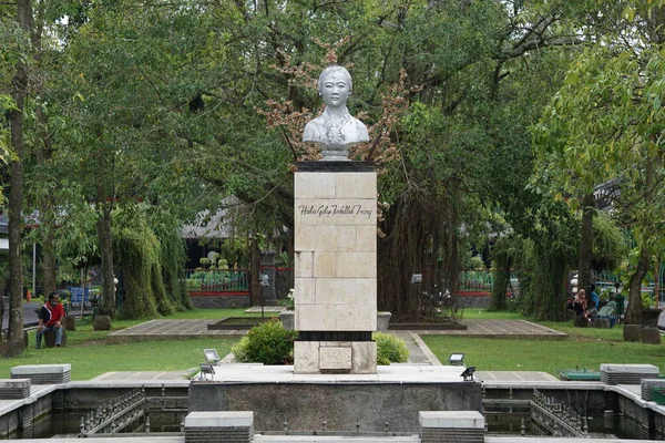 Monumento Kartini Tulung Agung Kartini Uma Das Heroínas Indonésias Educação — Fotografia de Stock