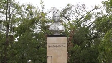 Tulung Agung 'daki Kartini Anıtı. Kartini, Endonezyalı kadın kahramanlardan biri.