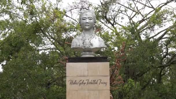 Monumen Kartini Tulung Agung Kartini Adalah Salah Satu Pahlawan Perempuan — Stok Video