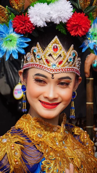 Ballerino Tradizionale Indonesiano Con Abiti Tradizionali — Foto Stock