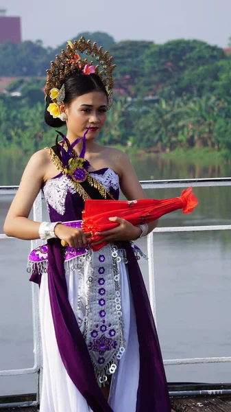 Danseuse Traditionnelle Indonésienne Avec Vêtements Traditionnels — Photo