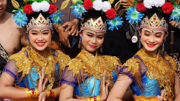 Индонезийский Танцор Традиционной Одежде — стоковое фото