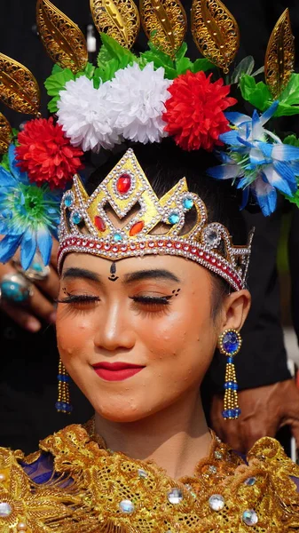 Indonezyjski Tradycyjny Tancerz Tradycyjnymi Ubraniami — Zdjęcie stockowe