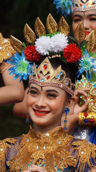 伝統衣装を着たインドネシアの伝統舞踊家 — ストック写真