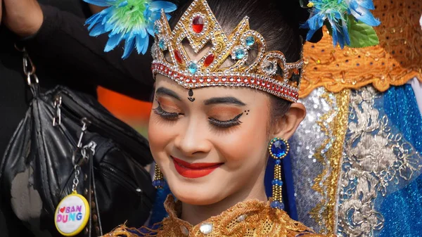 Indonezyjski Tradycyjny Tancerz Tradycyjnymi Ubraniami — Zdjęcie stockowe