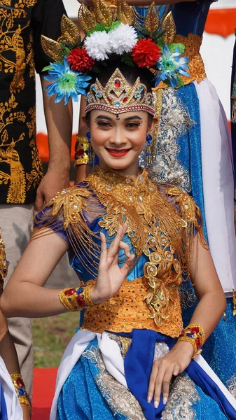 Penari Tradisional Indonesia Dengan Pakaian Tradisional — Stok Foto