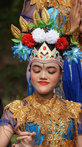 Penari Tradisional Indonesia Dengan Pakaian Tradisional — Stok Foto