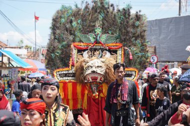 Cavalılar reog dansı yapıyor. Reog geleneksel bir danstır ve Ponorogo naipliğinin ana kimliği haline gelir..