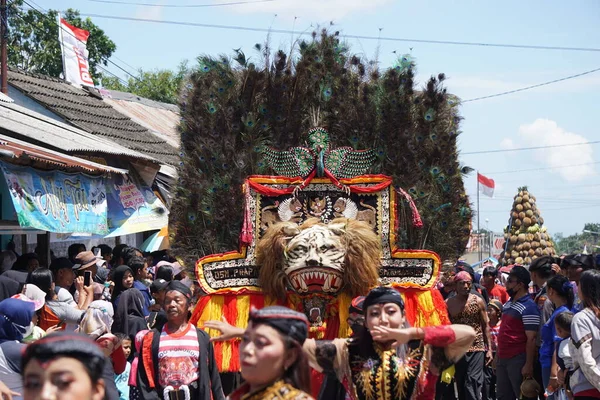 爪哇人表演Reog舞蹈 Reog是一种传统舞蹈 成为波诺戈摄政的主要特征 — 图库照片