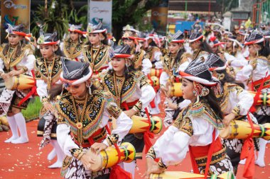 Tulungagung 'un yıldönümü töreninde Endonezyalı Reog Kendang' ı icra etti (Bersih Nagari)