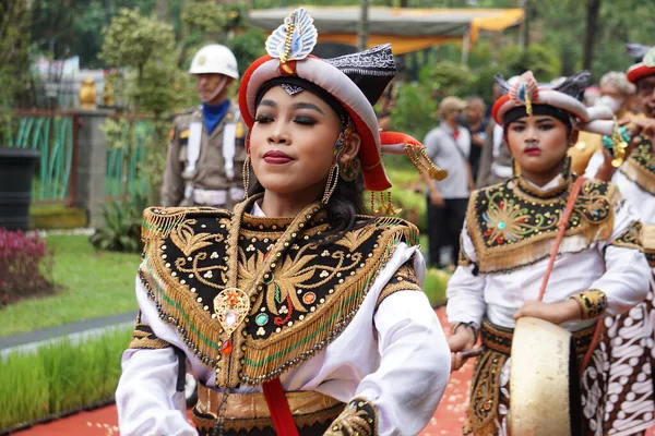 インドネシアではトゥルンガーン記念日の儀式でレオグケンを行う ベルシュ ナガリ — ストック写真