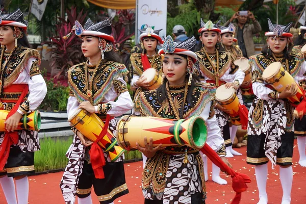 インドネシアではトゥルンガーン記念日の儀式でレオグケンを行う ベルシュ ナガリ — ストック写真