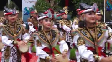 Tulungagung 'un yıldönümü töreninde Endonezyalı Reog Kendang' ı icra etti (Bersih Nagari)