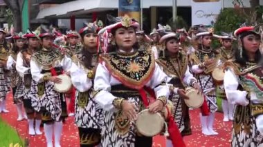 Tulungagung 'un yıldönümü töreninde Endonezyalı Reog Kendang' ı icra etti (Bersih Nagari)