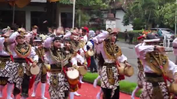 印度尼西亚人在图隆贡族周年纪念仪式上表演Reog Kendang Bersih Nagari — 图库视频影像