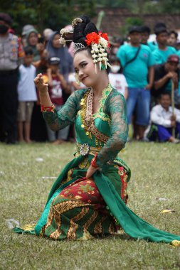 Endonezya Sümberasri Durian festivalinde vurgu dansı yaptı. Bu dans Blitar 'dan bir hoş geldin dansı.