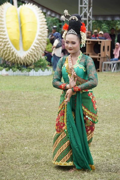 Indonéz Fellépő Emprak Tánc Sumberasri Durian Fesztivál Tánc Egy Üdvözlő — Stock Fotó